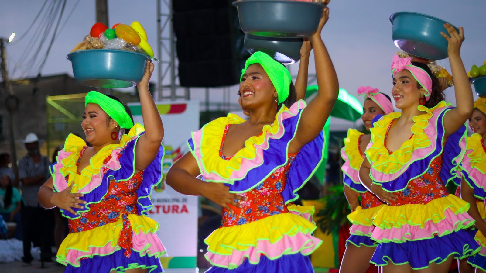 Grupo de bailarinas en muestra artística c116