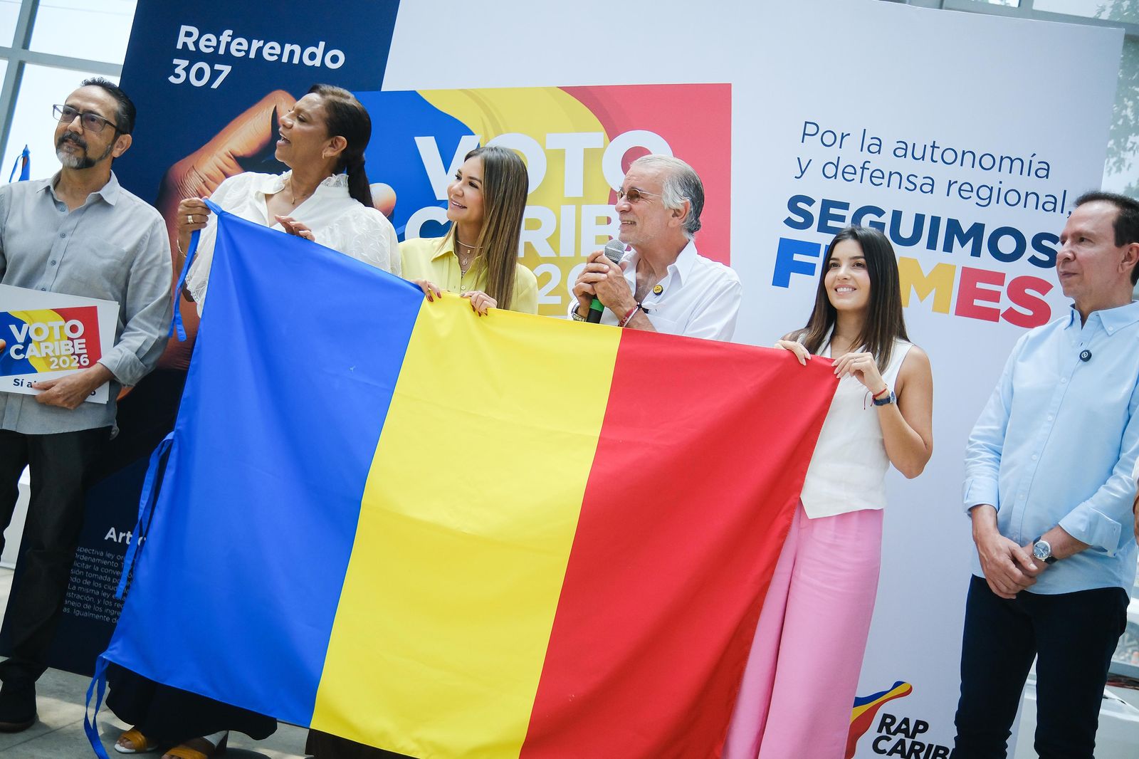 Gobernador Verano y personas apoyando la autonomía regional c125