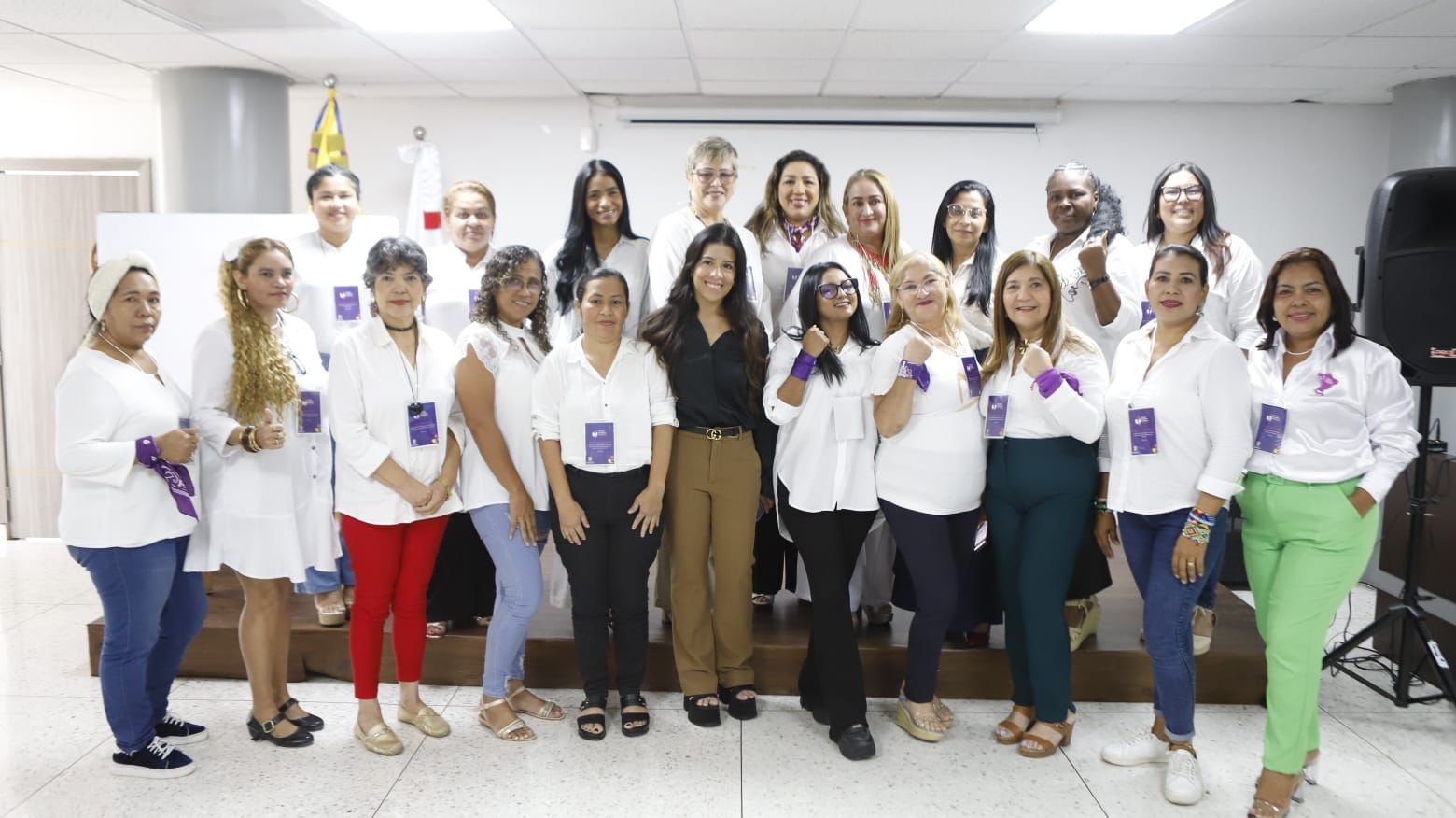 Grupo de mujeres en taller de política c131