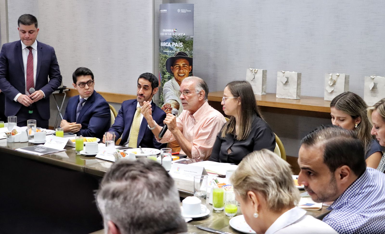 Gobernador Verano hablando c136
