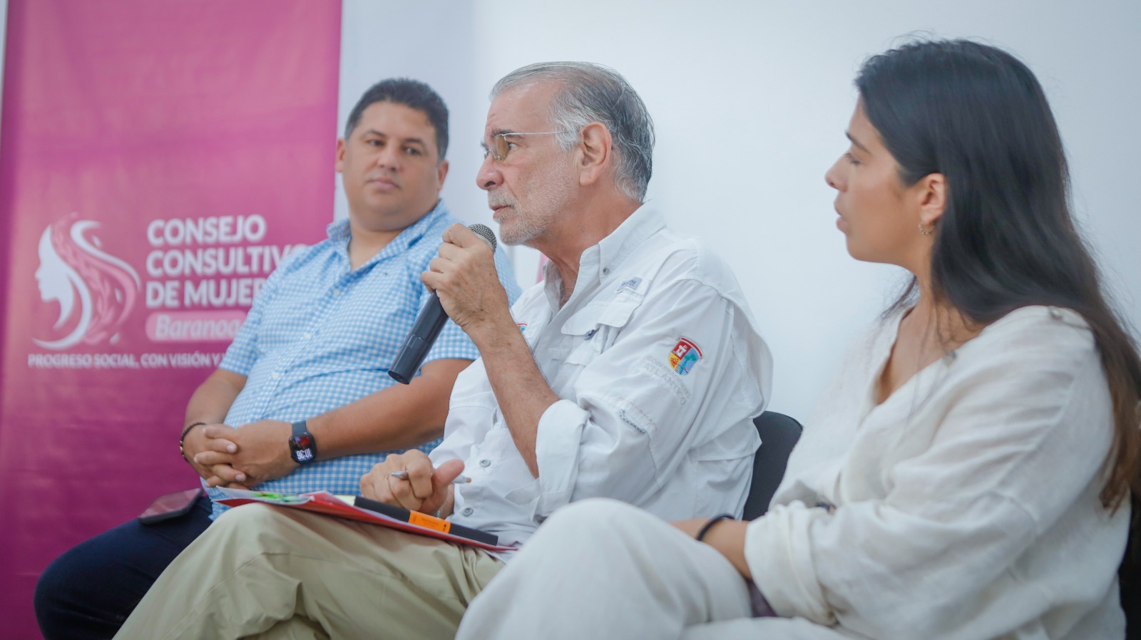 Gobernador Verano hablando en evento en Baranoa c141