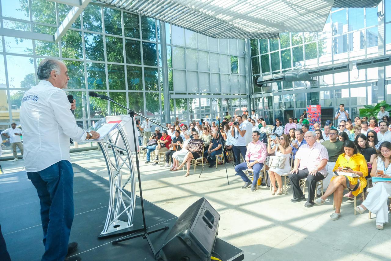 Gobernador Verano hablando en evento c148