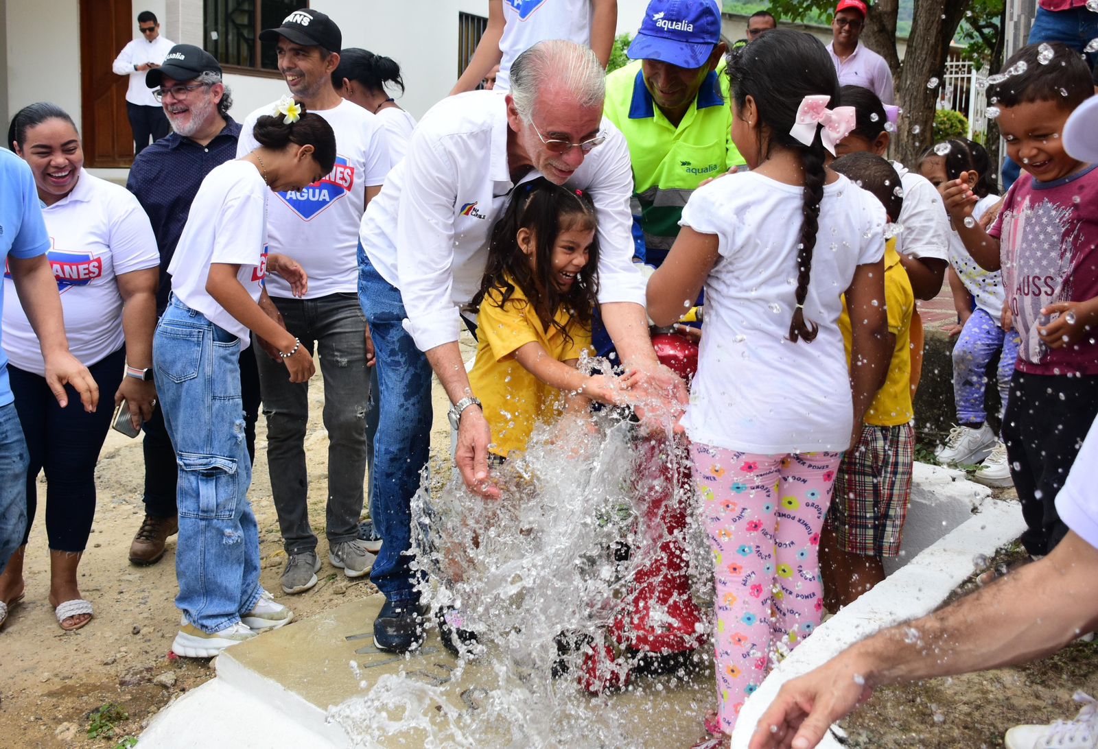 Gobernador Verano con niños celebrando el agua potable c156