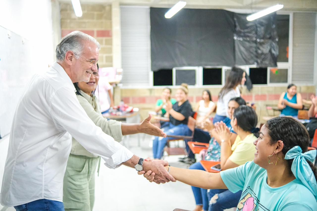 Gobernador Verano saludando a joven beneficiaria del subsidio de transporte c160