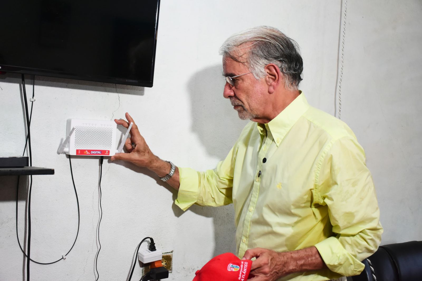 Gobernador Verano visitando a una de las familias beneficiarias de internet gratuito c170