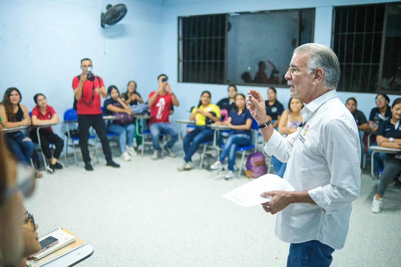 Gobernador Verano en encuentro con jóvenes c177