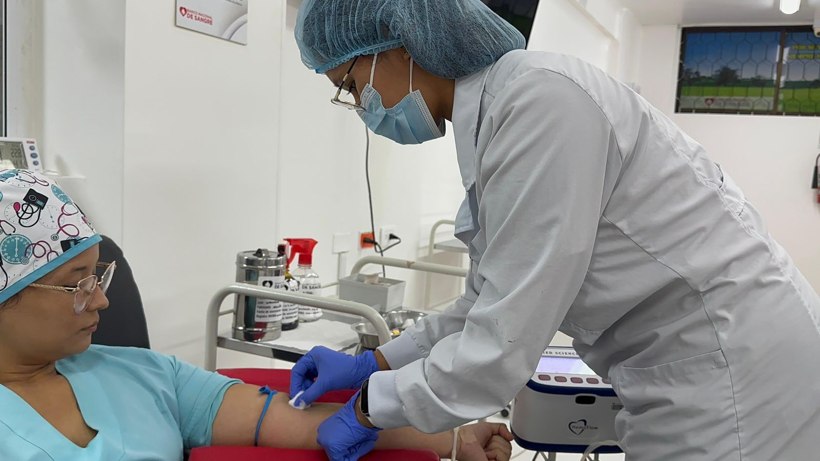 Persona donando sangre c193