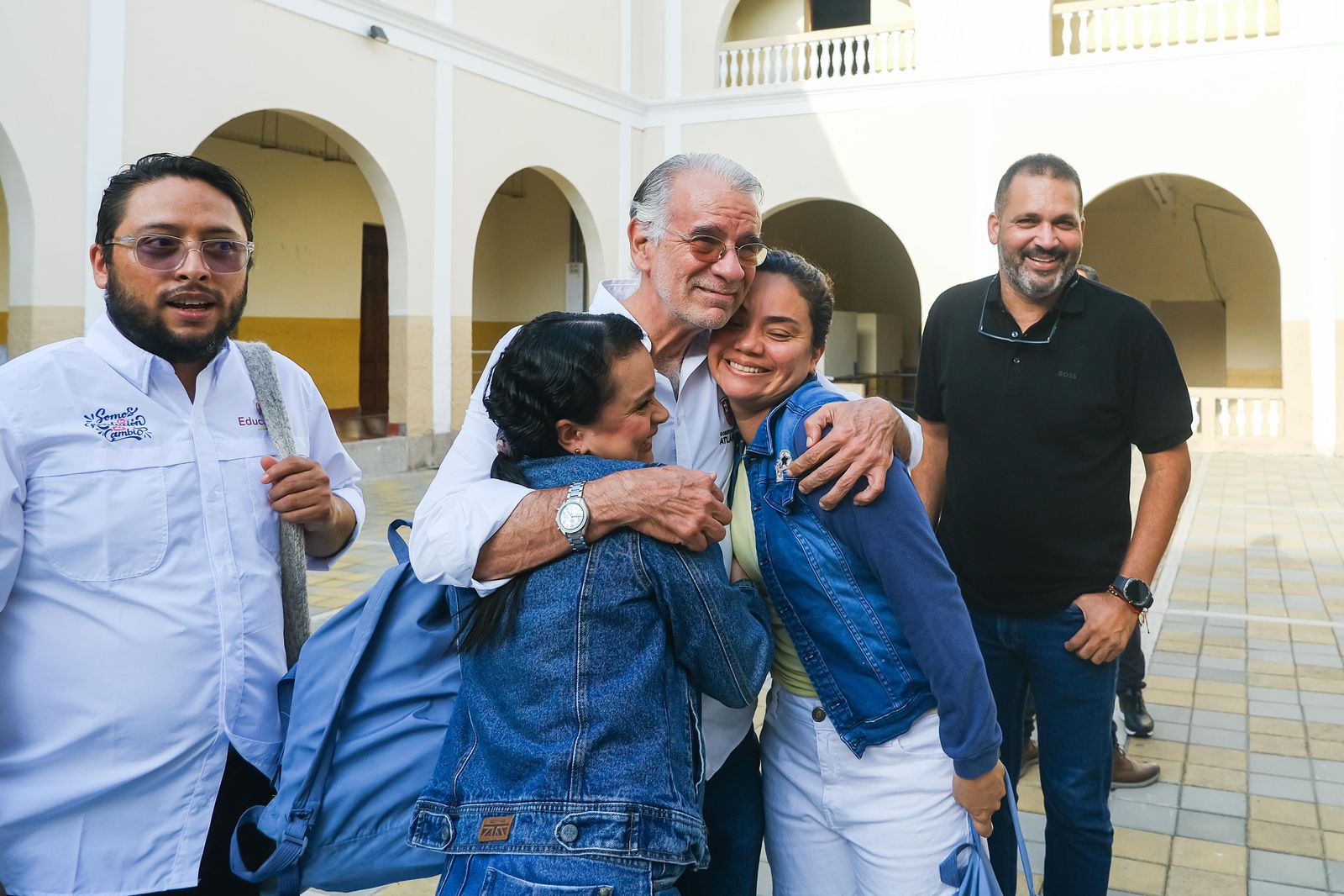 Gobernador Verano acompañado de estudiantes Gobernador Verano acompañado de estudiantes