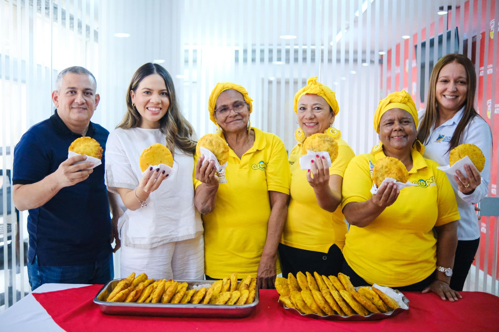 Secretaria de Cultura y alcalde de Luruaco en la rueda de prensa de la Arepa de Huevo