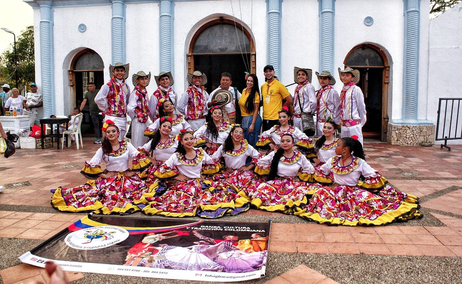 Integrantes del grupo folclórico del festival de Suan 