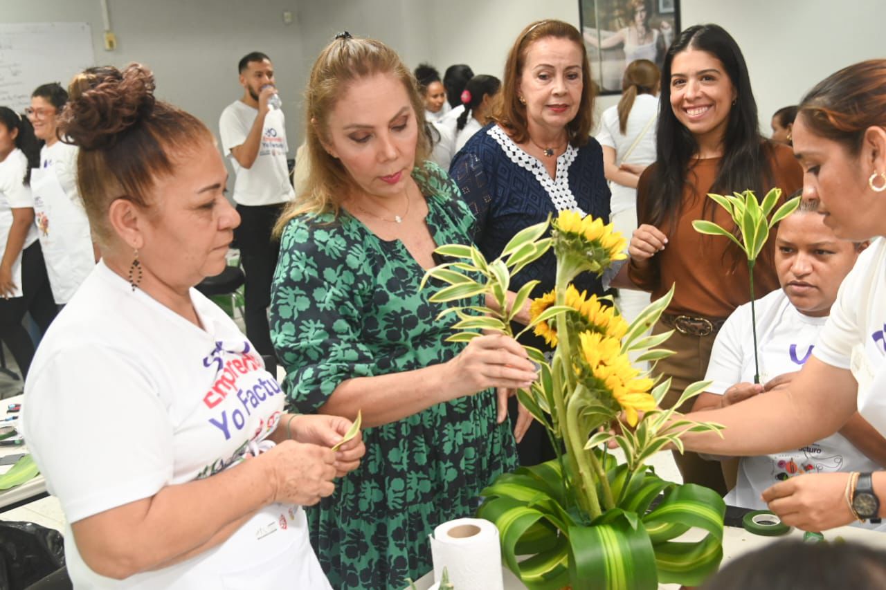Primera Gestora del Atlántico, junto a las mujeres cabeza de hogar del programa Yo Emprendo, Yo Facturo.