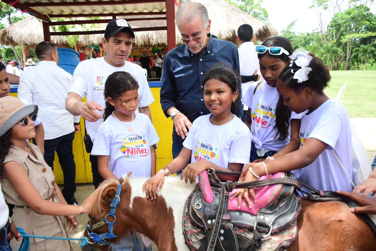 Gobernador Verano junto a la actividad de niños en el municipio de Baranoa Gobernador Verano junto a la actividad de niños en el municipio de Baranoa