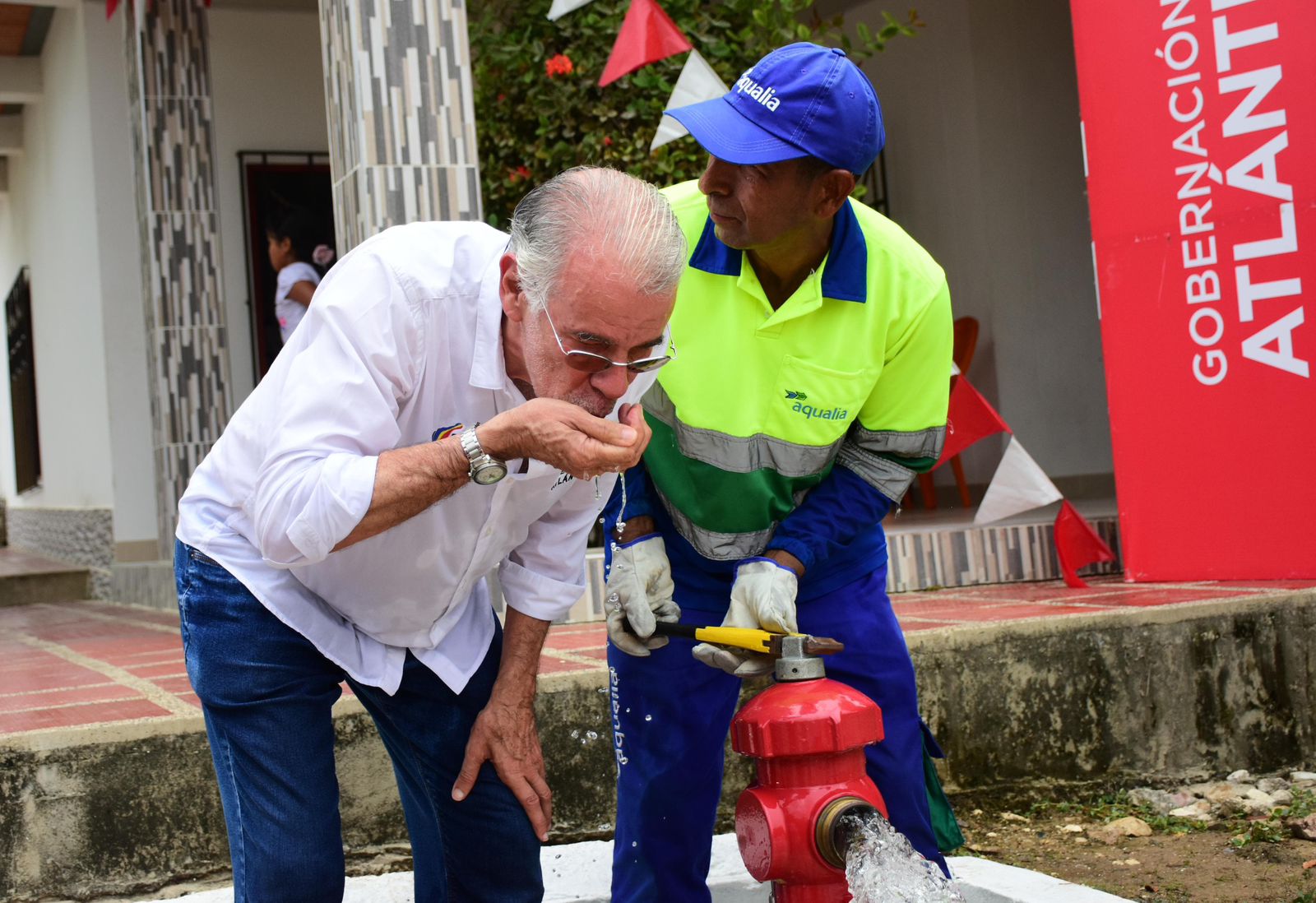 Gobernador Verano tomando agua potable en la instalación de acueductos en los municipios Gobernador Verano tomando agua potable en la instalación de acueductos en los municipios