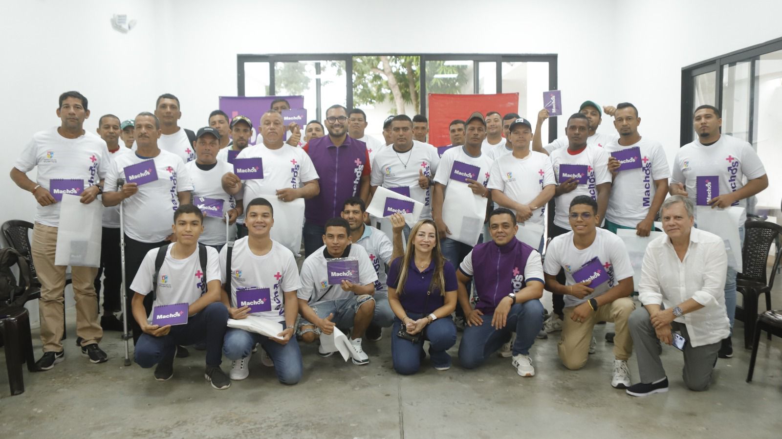 Grupo de hombres del programa de a secretaría de la mujer macho + Grupo de hombres del programa de a secretaría de la mujer macho +