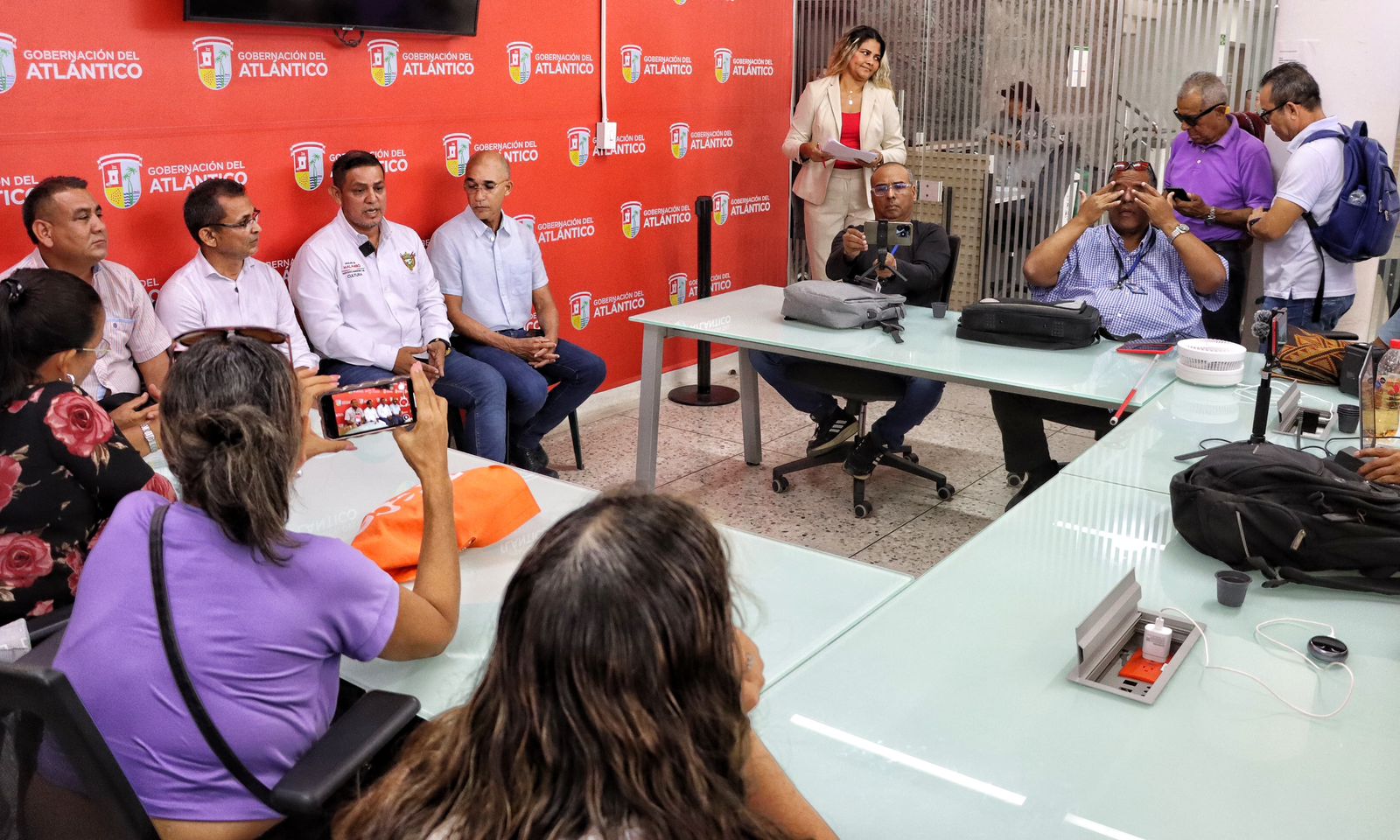 Miembros del Festival de Decimeros durante la rueda de prensa