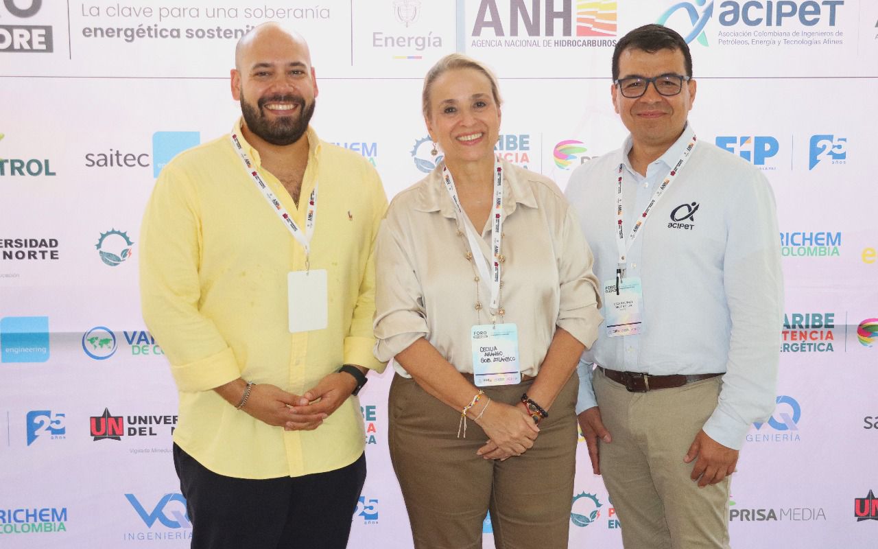 Secretaria de Planeación junto a su equipo Secretaria de Planeación junto a su equipo