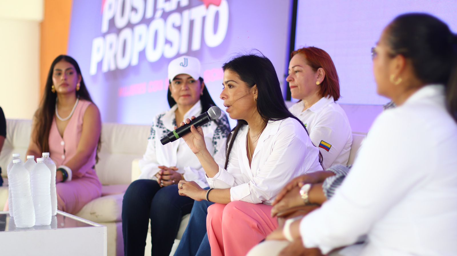 Secretaria de la Mujer y Equidad de Género, María Lourdes Dávila reunida con mujeres durante la presentación del programa Postea con Propósito Secretaria de la Mujer y Equidad de Género, María Lourdes Dávila reunida con mujeres durante la presentación del programa Postea con Propósito