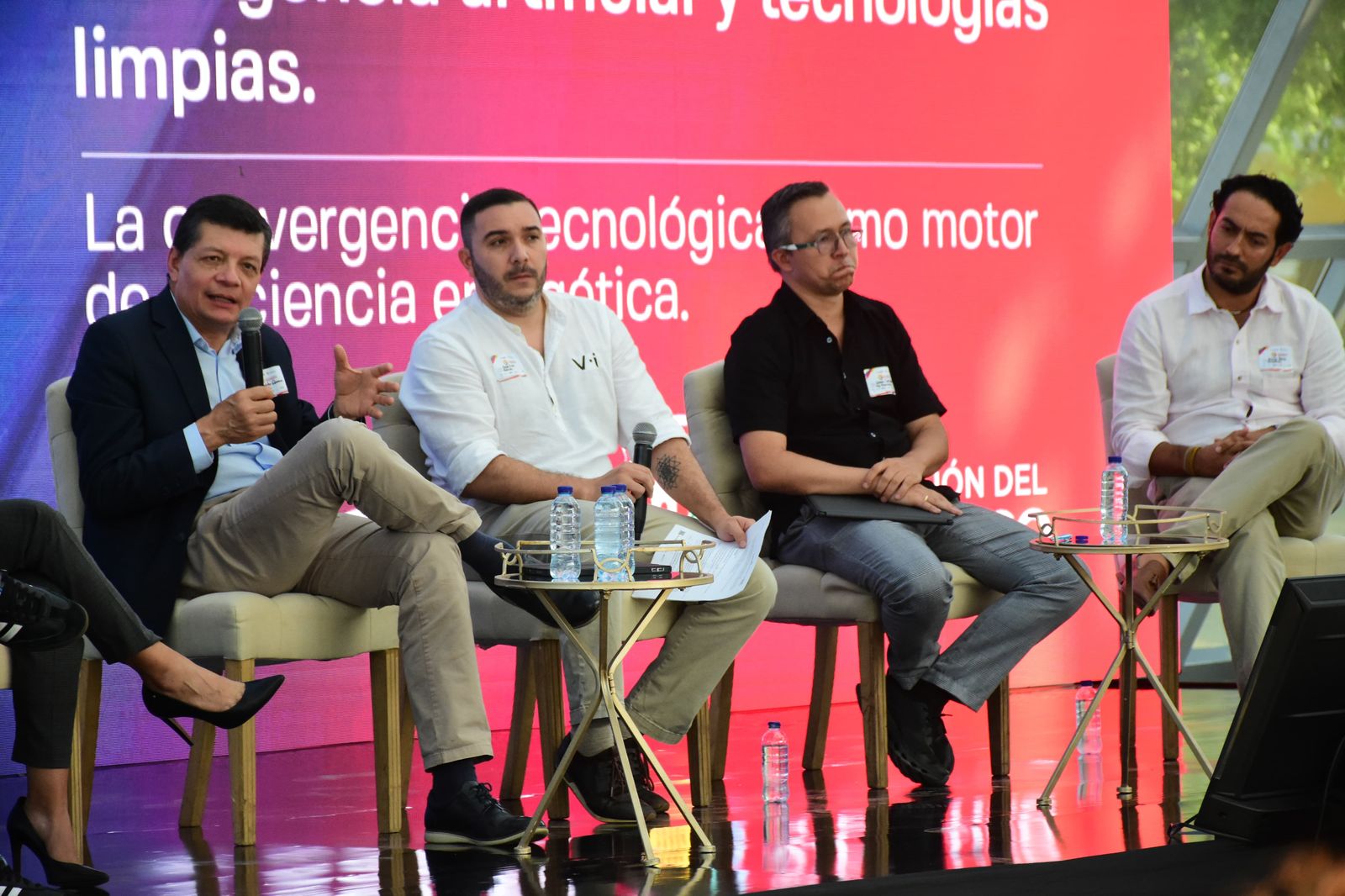 Panelistas en el Foro Binacional energético c31