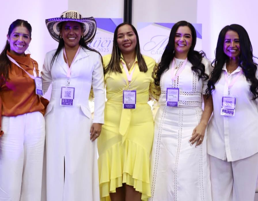 Secretaria de la Mujer junto a las alcaldesas de Manatí, Suan, Campo de la Cruz y una periodista del Atlántico Secretaria de la Mujer junto a las alcaldesas de Manatí, Suan, Campo de la Cruz y una periodista del Atlántico