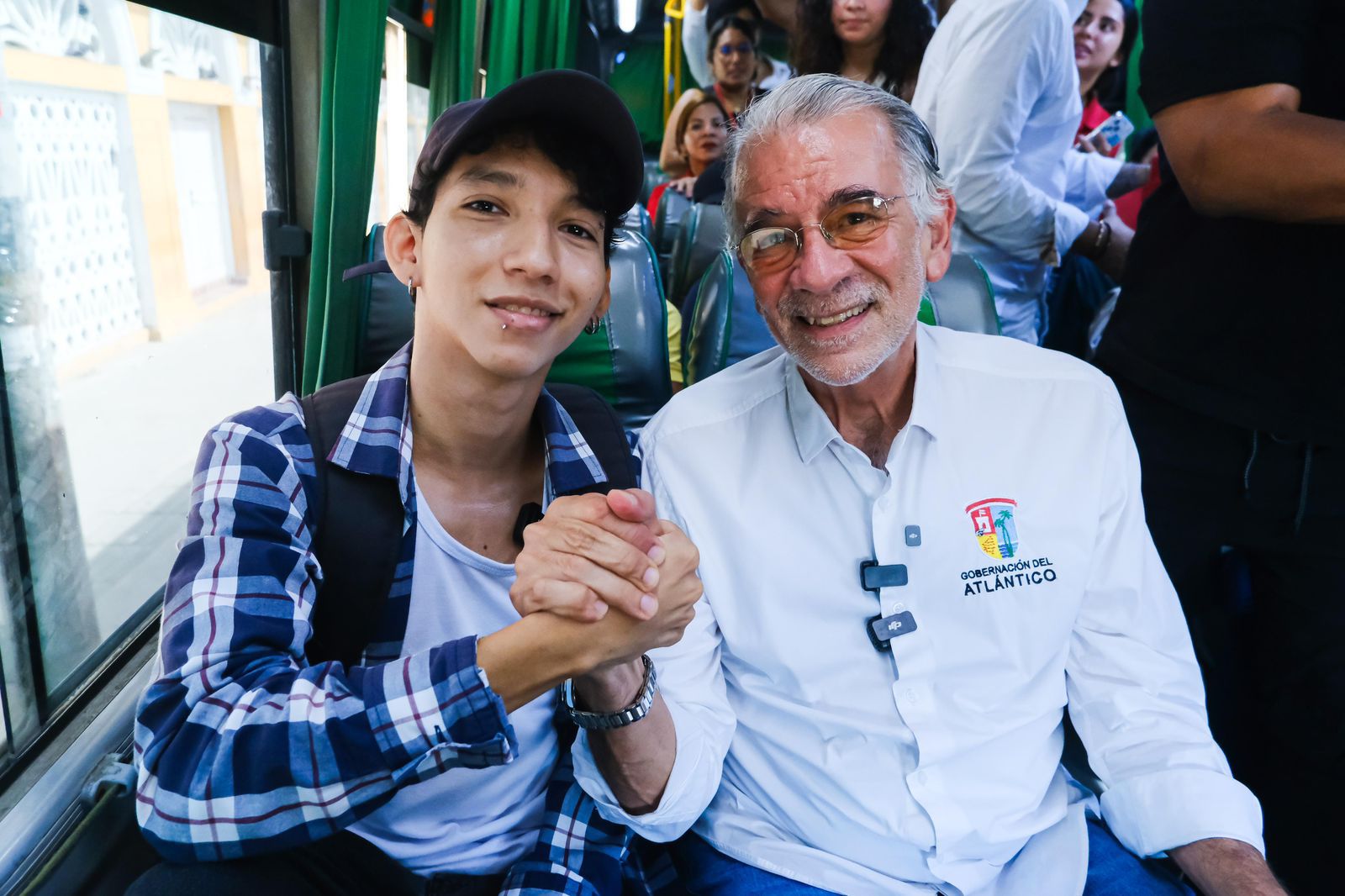 Gobernador Verano junto a un estudiante universitario