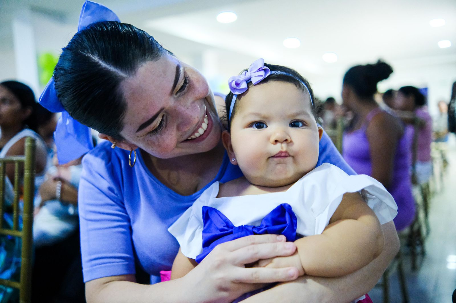 Mamá con una bebé Mamá con una bebé