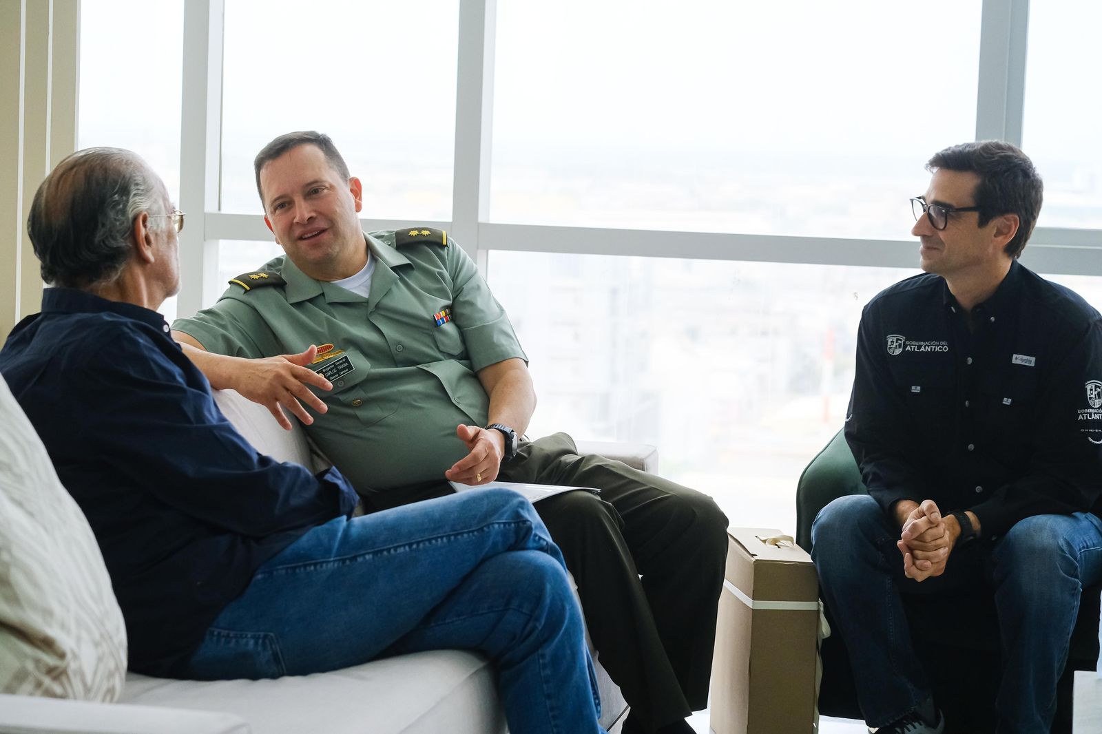 Gobernador Verano en reunión con director de la policía c59