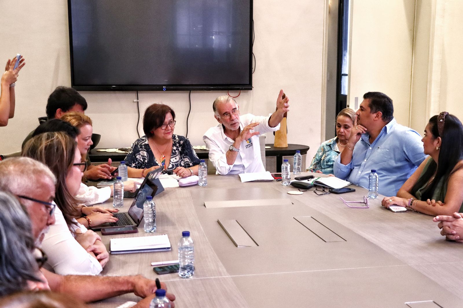 Gobernador Verano en reunión c65