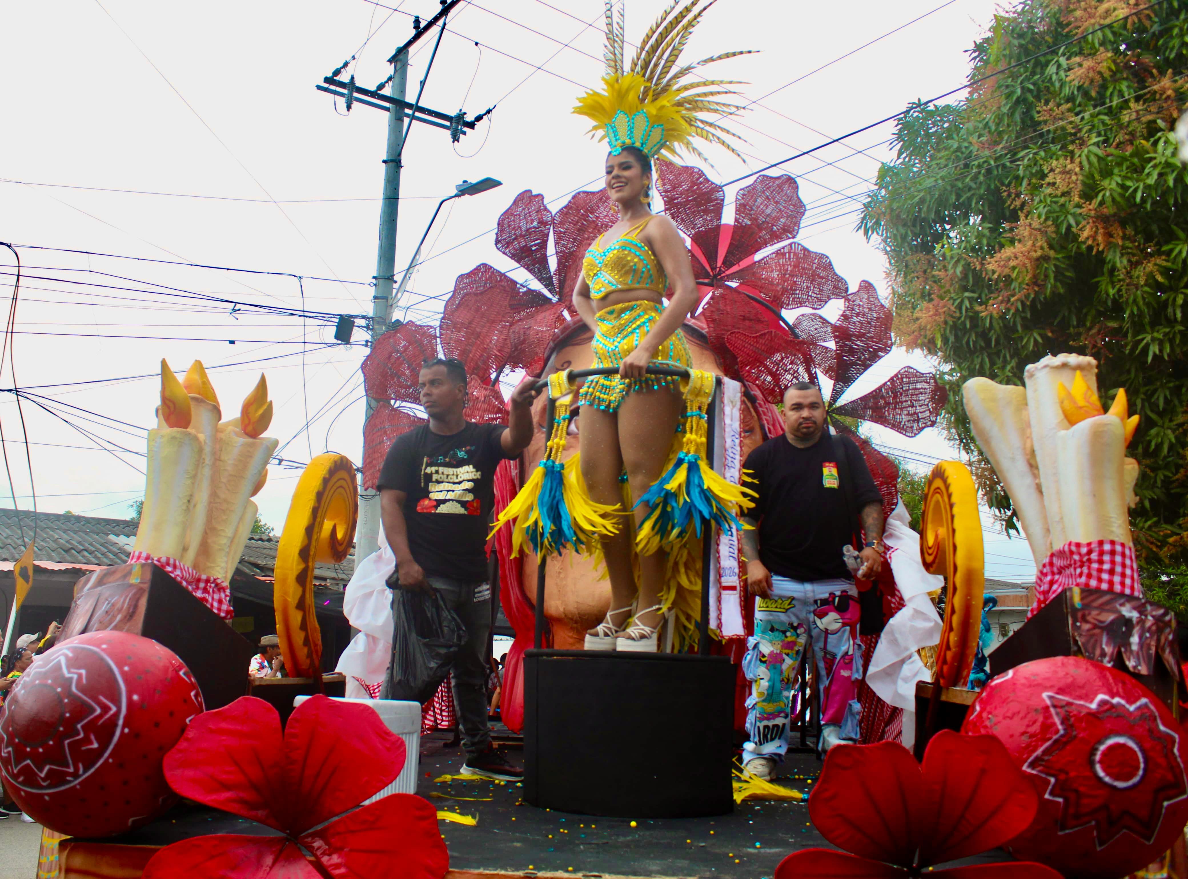 Embajadora del Carnaval del Atlántico 2026 deslumbra en el Festival Folclórico y Reinado Intermunicipal del Millo