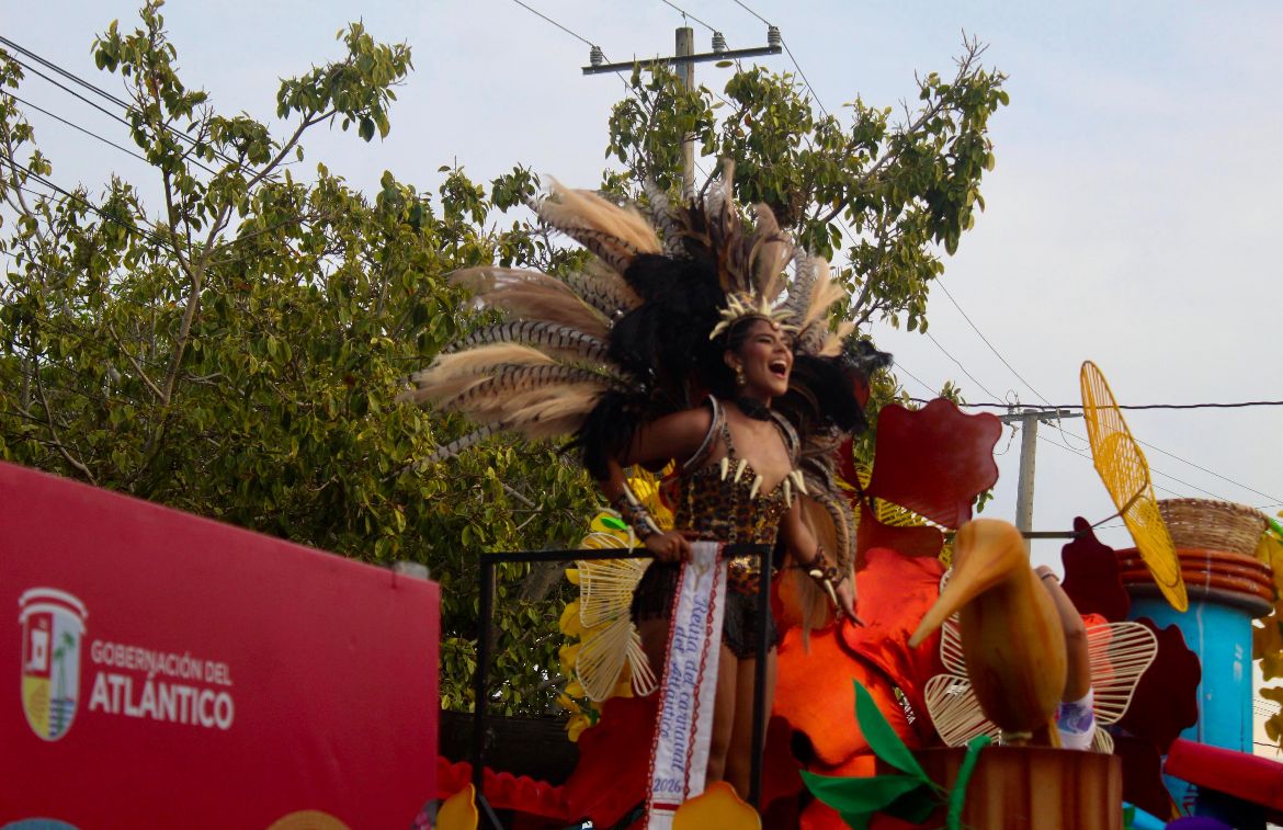 Santo Tomás celebró la tradición con la Batalla de Flores y la alegría de la embajadora del Carnaval del Atlántico