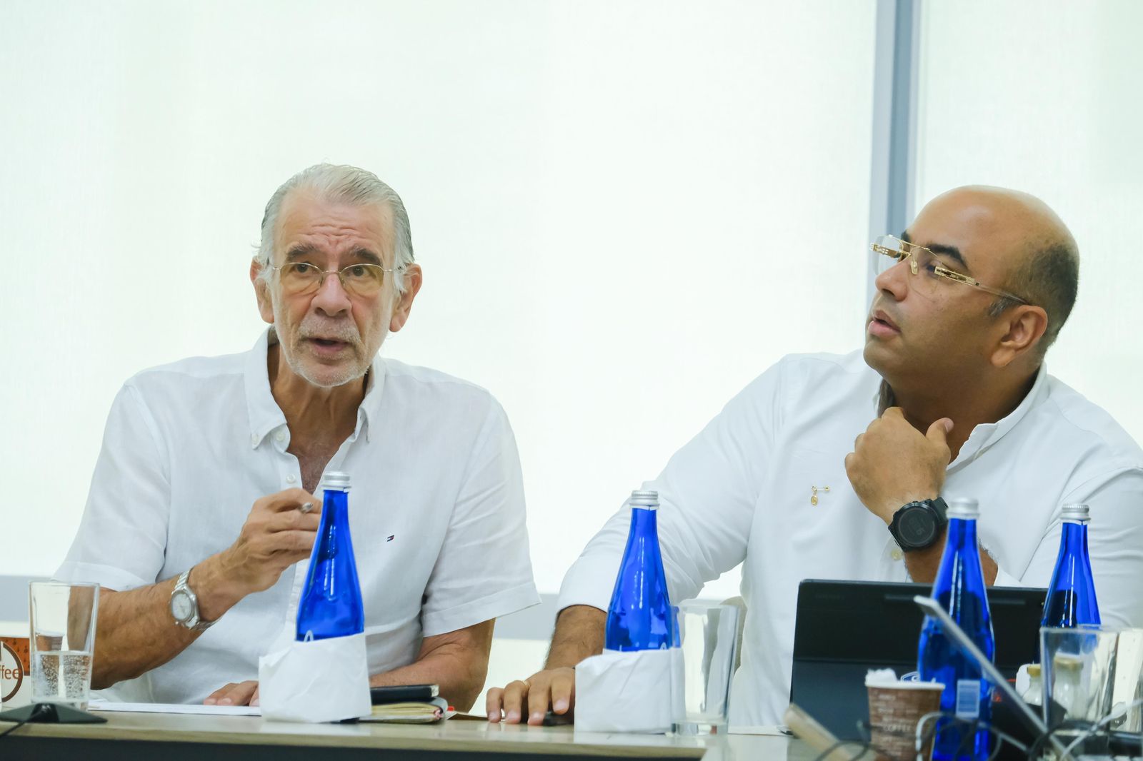Gobernador Verano en reunión c86