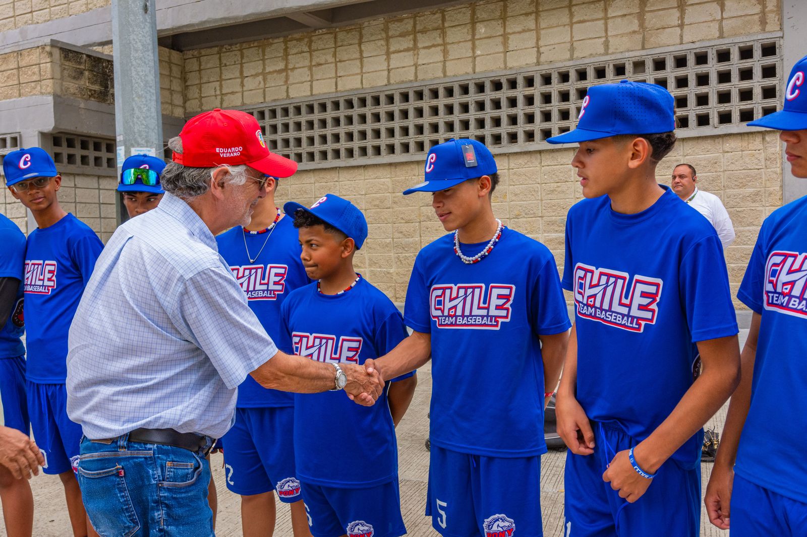 Gobernador Verano saludando a jóvenes deportistas c99