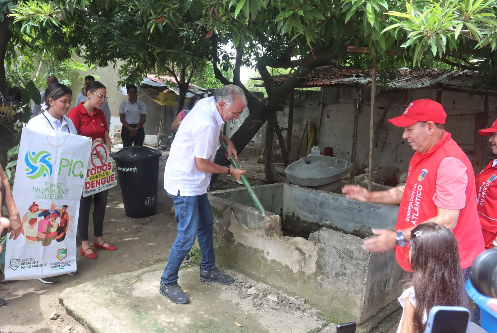 Con “mona” en mano, Gobernador Verano derrumba focos para dengue en Juan de Acosta Dengue