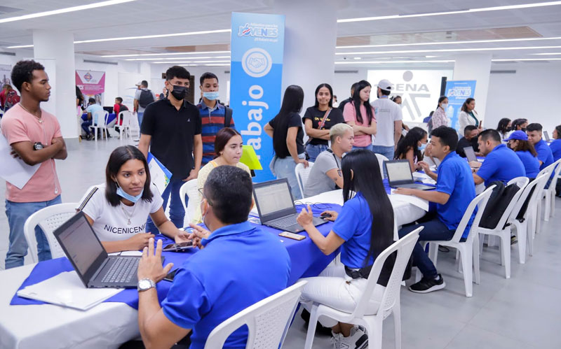 Fotografía de jóvenes en feria de empleo