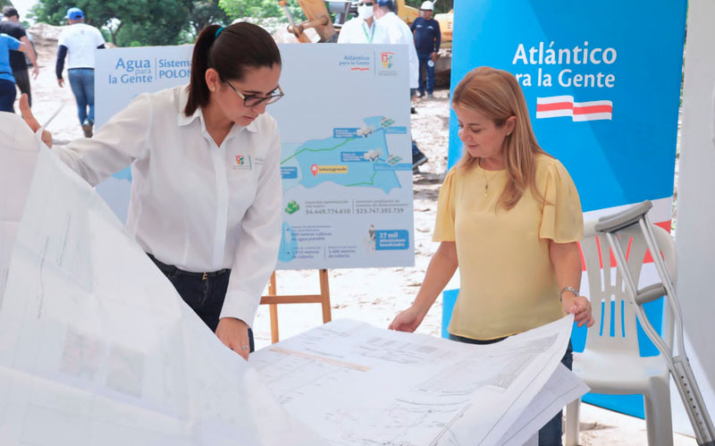 Fotografía gobernadora Elsa Noguera y secretaria del Agua Potable, Lady Ospina revisando planos