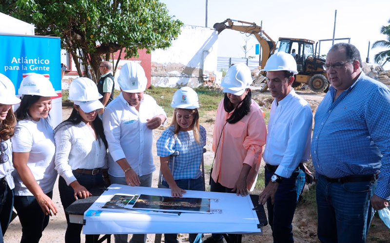Fotografía de la Gobernadora del Atlántico inspeccionando las actividades de demolición en Puerto Colombia