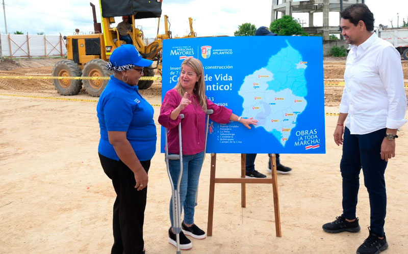 Fotografia gobernadora Elsa Noguera supervisandi en Manatí el inicio de obra del primero de los siete Centros de Vida