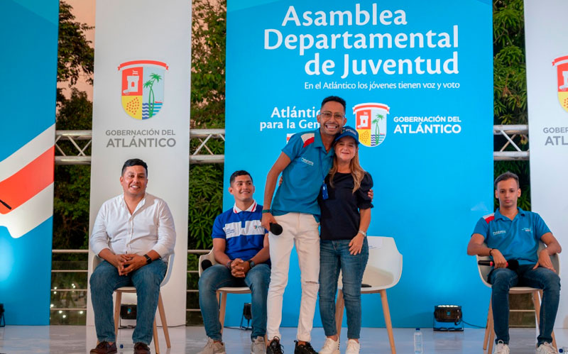 Fotografía gobernadora con Jóvenes del Atlántico