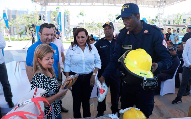 Fotografía gobernadora entrega dotación a Bomberos del Atlántico