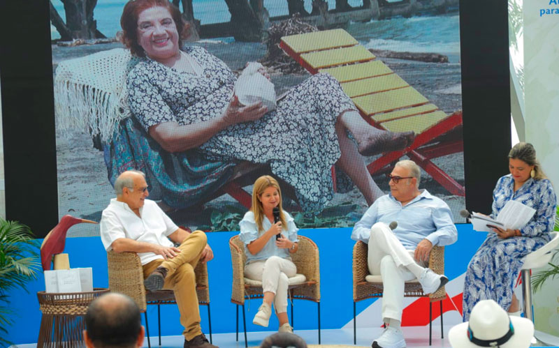 Fotografía de la gobernadora Elsa Noguera en evento del natalicio número 100 de la poetisa Meira Delmar