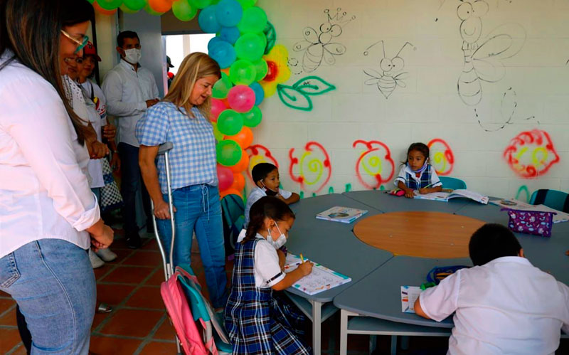 Fotografía Gobernadora Elsa Noguera en Salón de clases con Niños