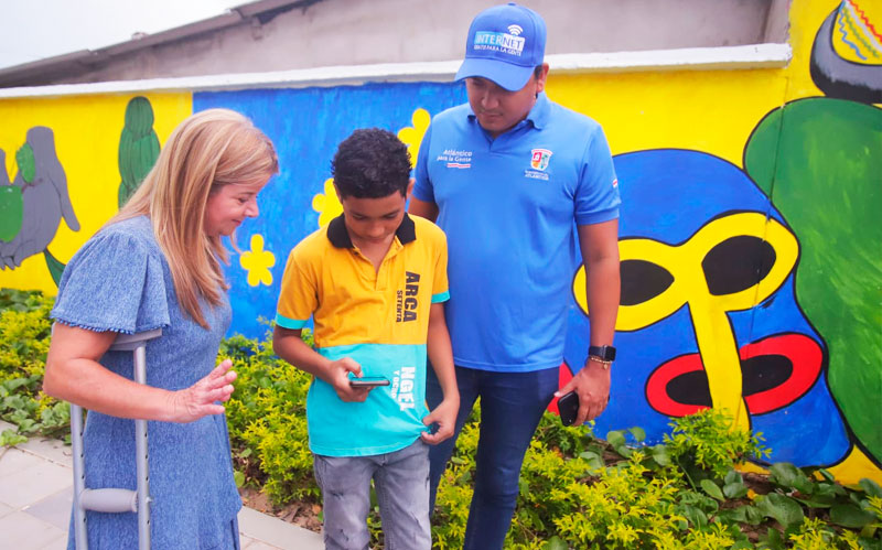 Fotografía gobernadora Elsa Noguera revisando la conectividad en Palmar de Varela