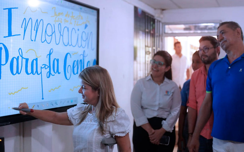 Fotografia de gobernadora Elsa Noguera en laboratorio de innovación