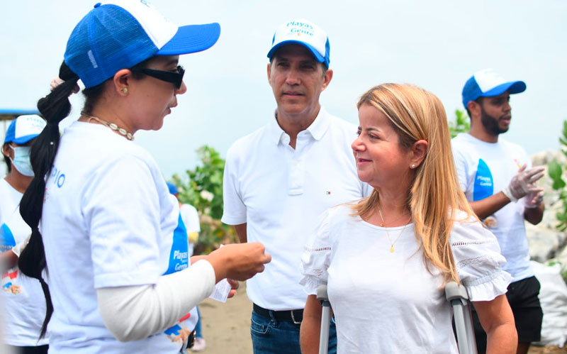 Fotografia gobernadora Elsa Noguera en jornada de limpieza de playas