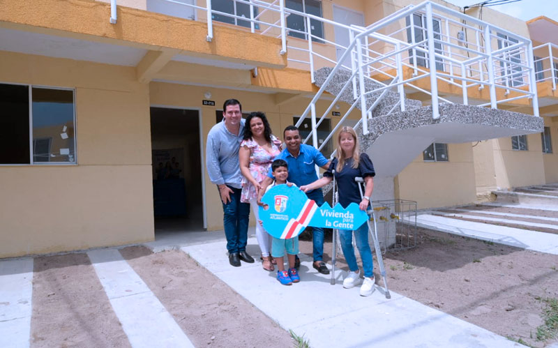 Fotografía de la gobernadora entregando vivienda en la Ciudadela Santa Sofía