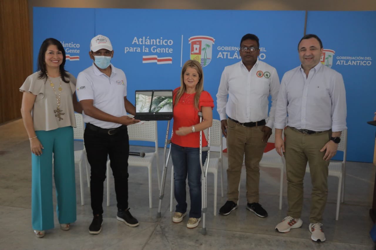 Atlantico entrega de kits tecnologicos