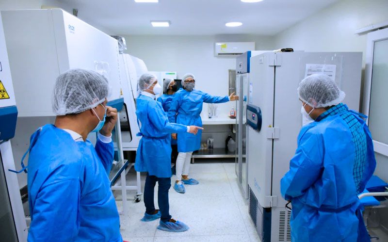 Fotografía de funcionarios en laboratorio departamental