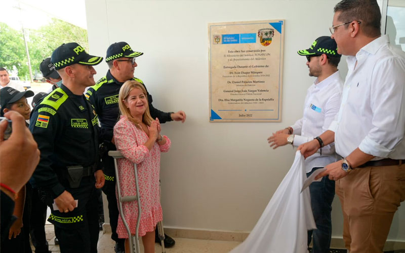 Fotografía de la gobernadora elsa Noguera entregando el Comando Departamental de Policía construido en Sabanalarga