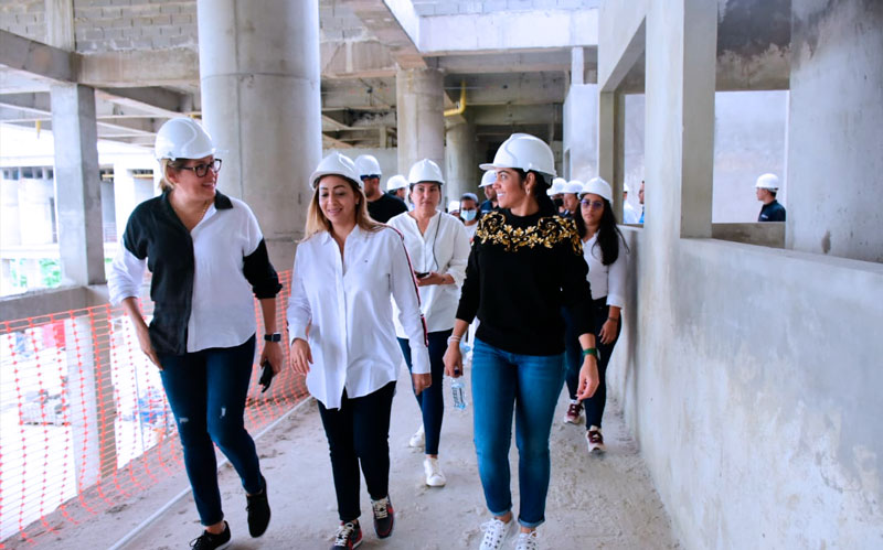 Fotografia de la Secretaria de Salud y los Diputados del Atlántico en el nuevo Hospital Juan Domínguez Romero