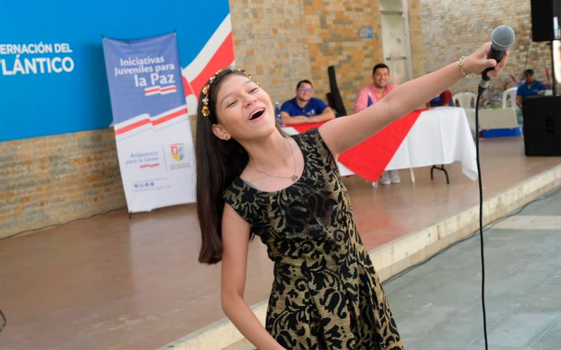 Fotografia de joven cantando en evento de la gobernación del Atlántico