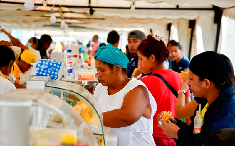 Fotografía de festival gastronómico de la arepa de huevo